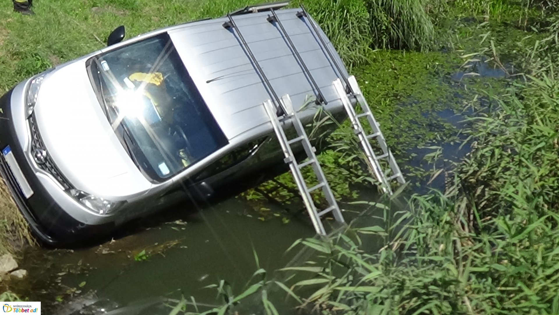 Csatornába csúszott egy jármű