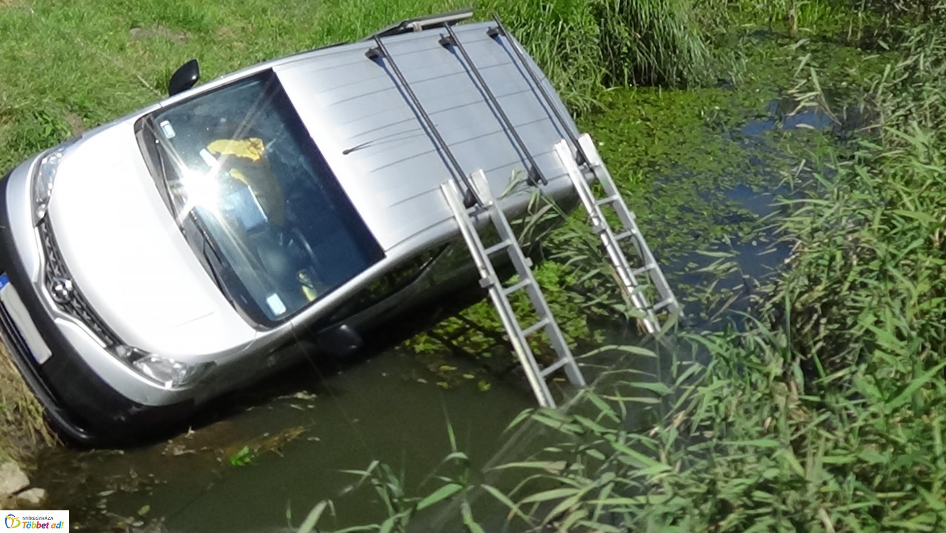 Csatornába csúszott egy jármű