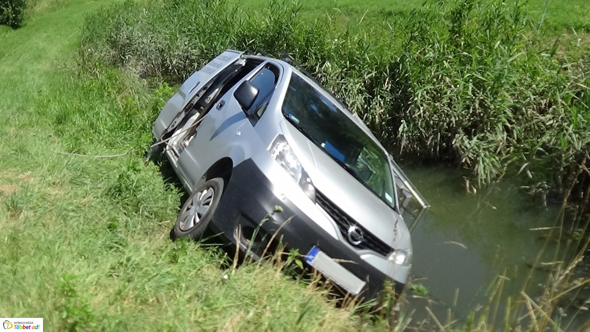 Csatornába csúszott egy jármű