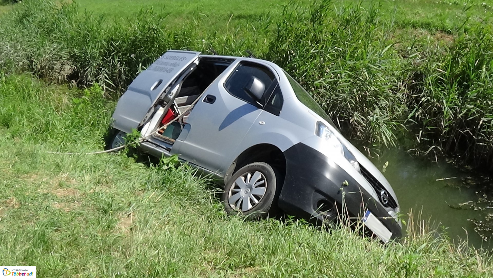 Csatornába csúszott egy jármű