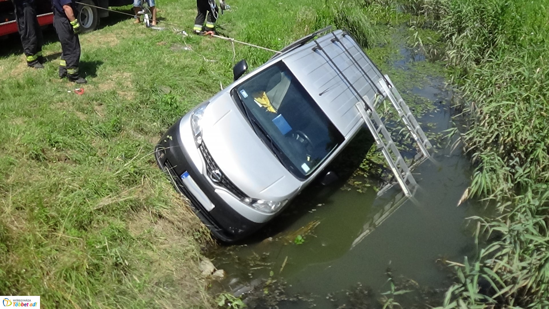 Csatornába csúszott egy jármű