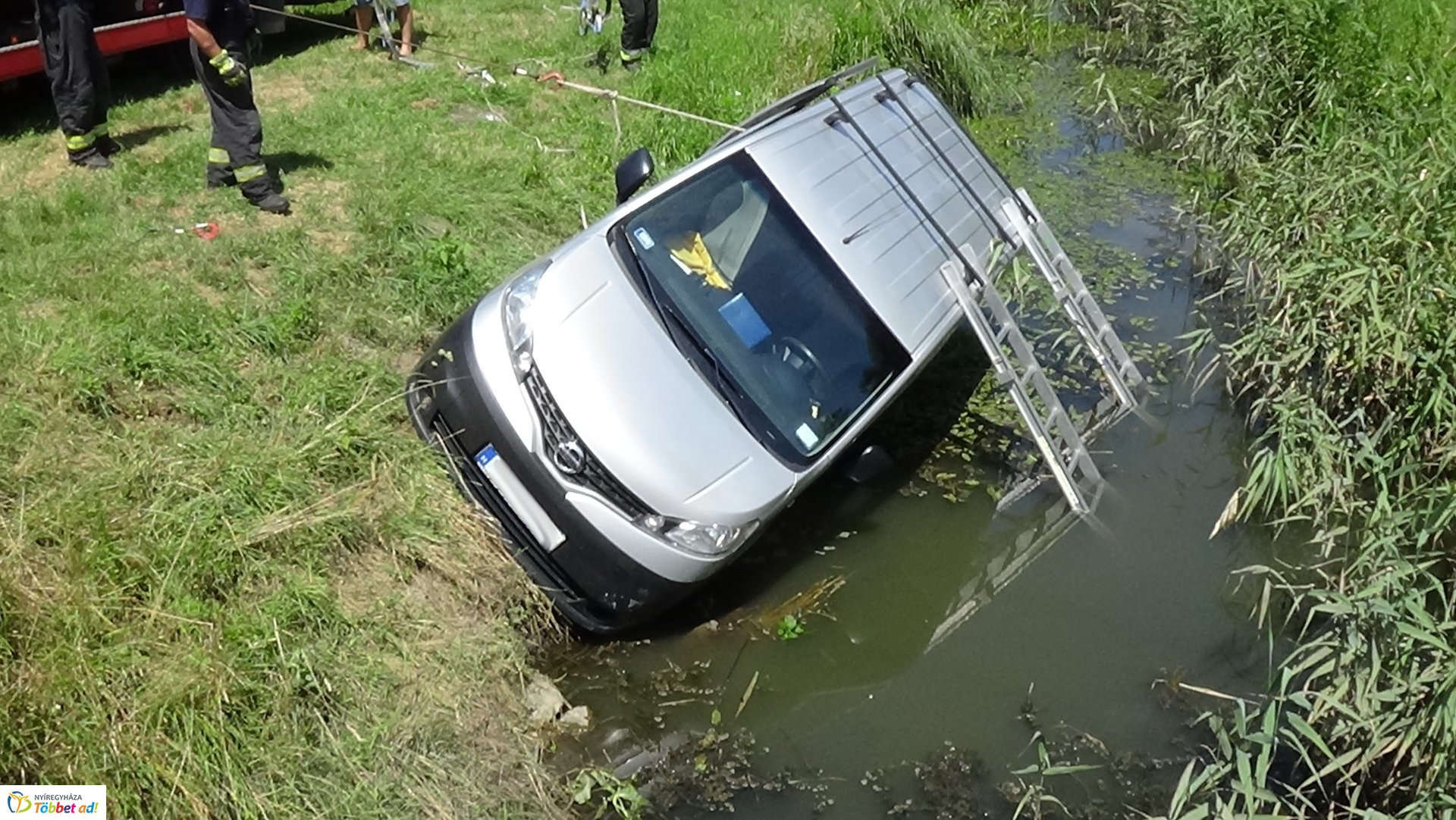 Csatornába csúszott egy jármű