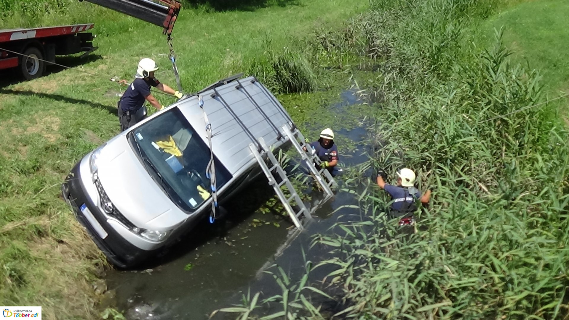 Csatornába csúszott egy jármű