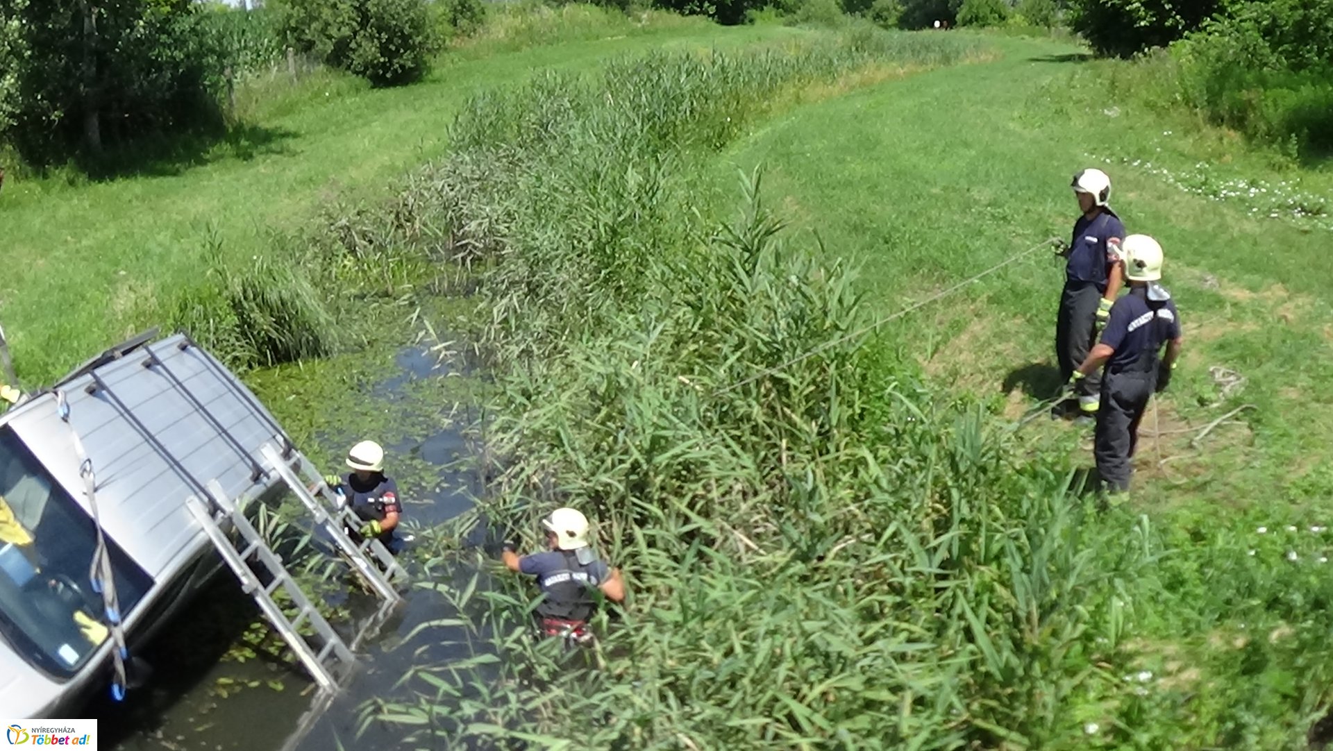 Csatornába csúszott egy jármű