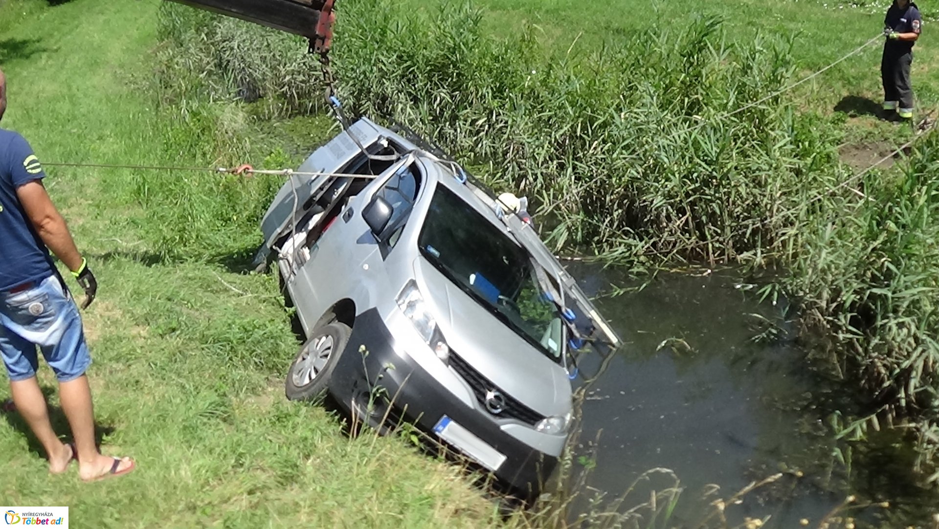 Csatornába csúszott egy jármű