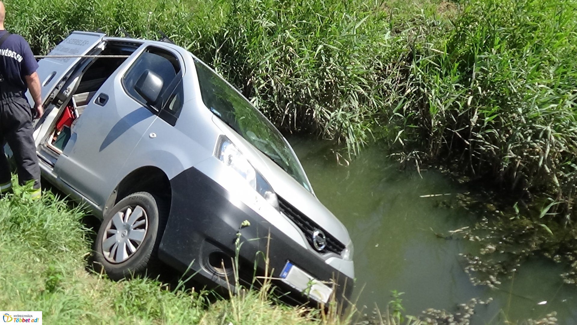 Csatornába csúszott egy jármű