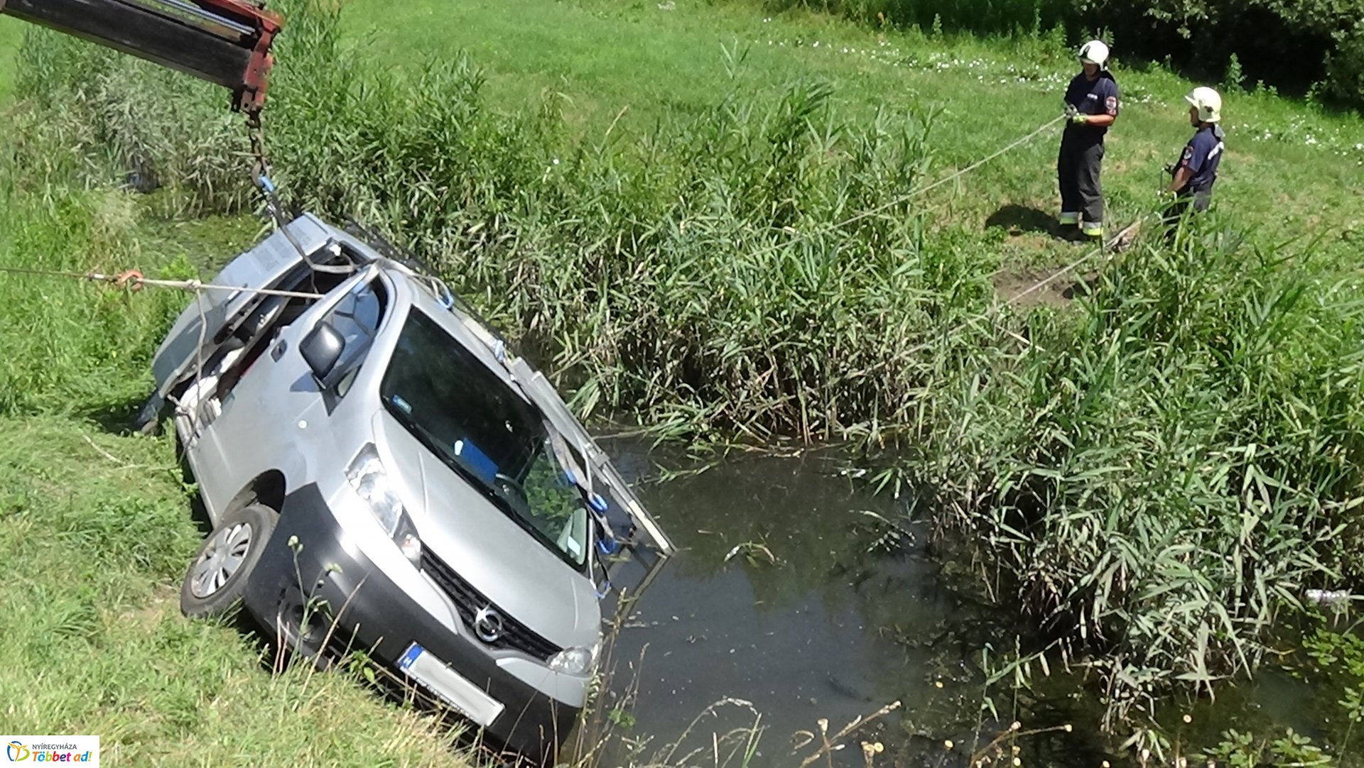Csatornába csúszott egy jármű