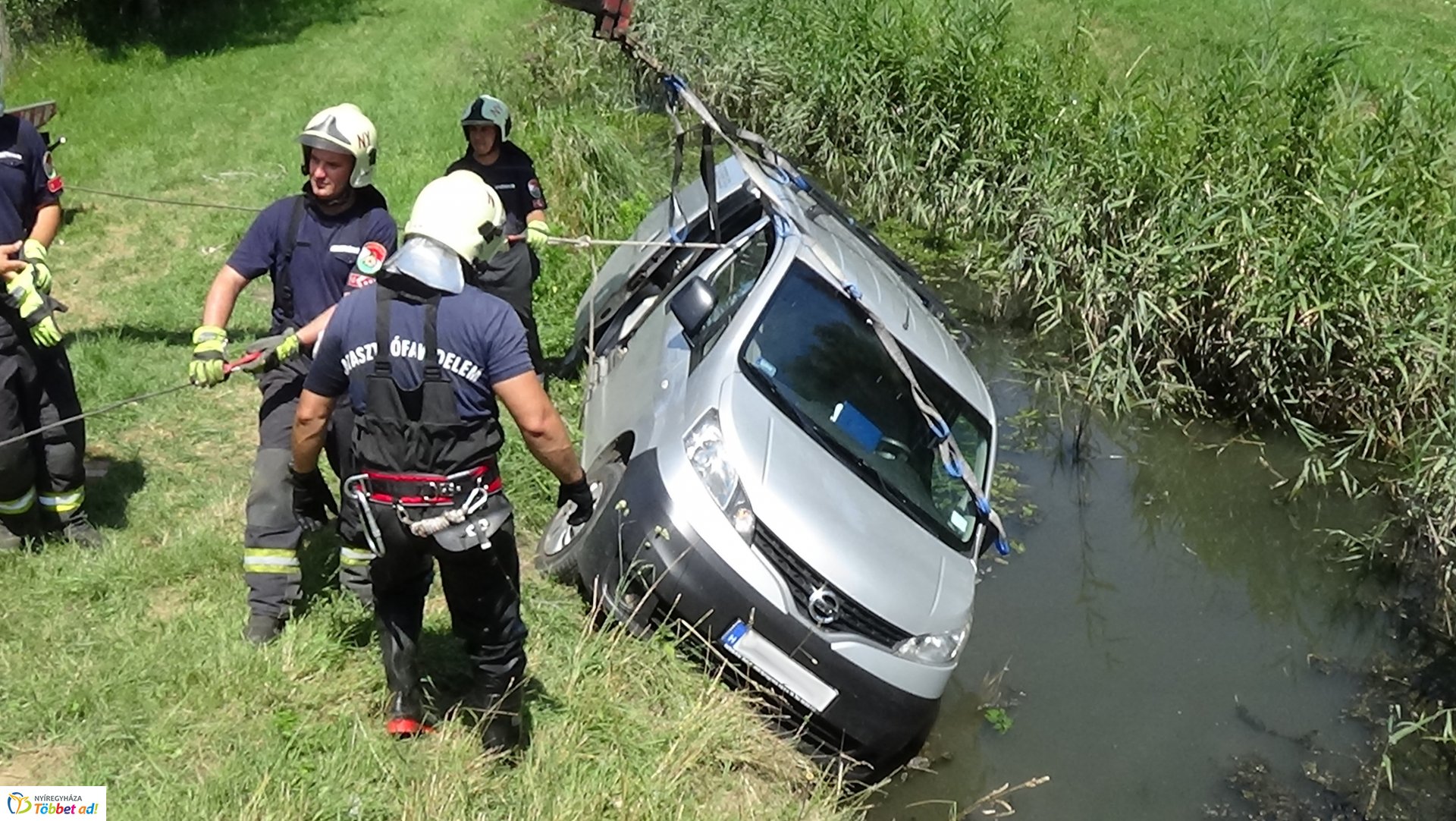Csatornába csúszott egy jármű