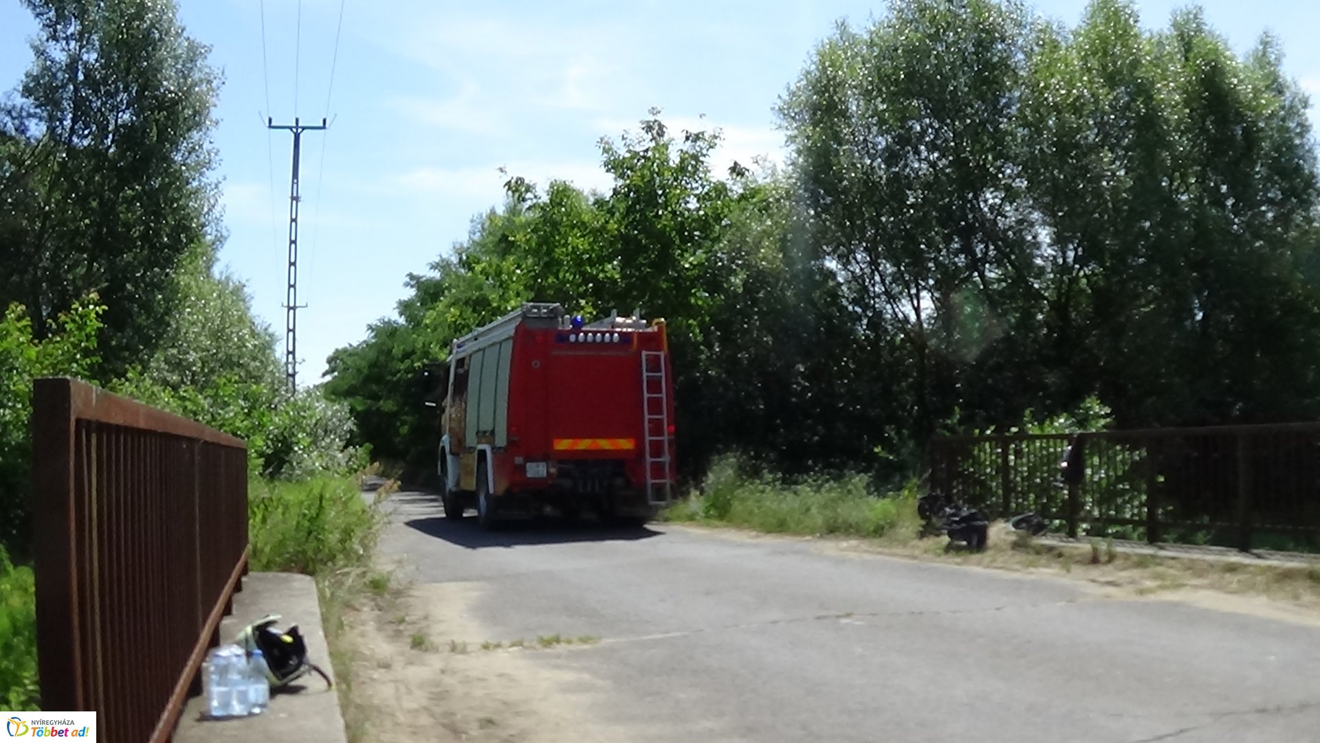 Csatornába csúszott egy jármű