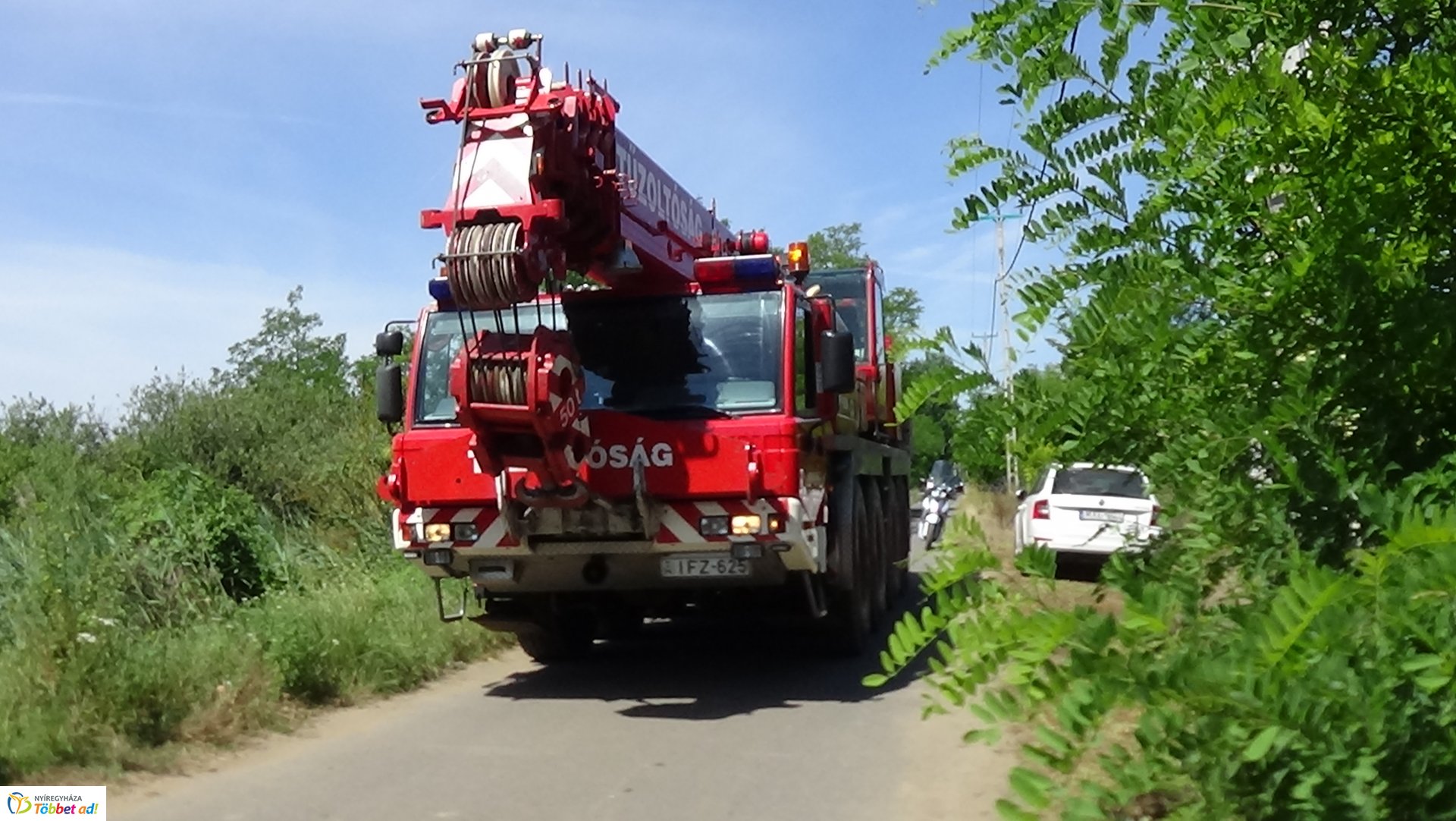 Csatornába csúszott egy jármű