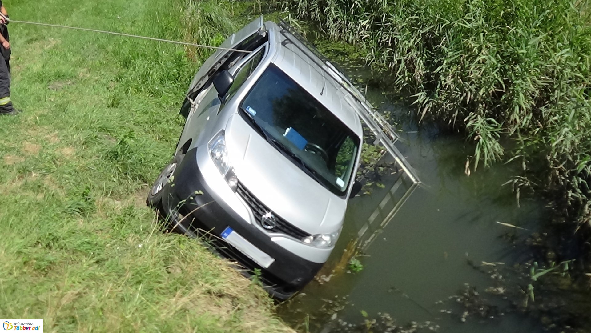Csatornába csúszott egy jármű