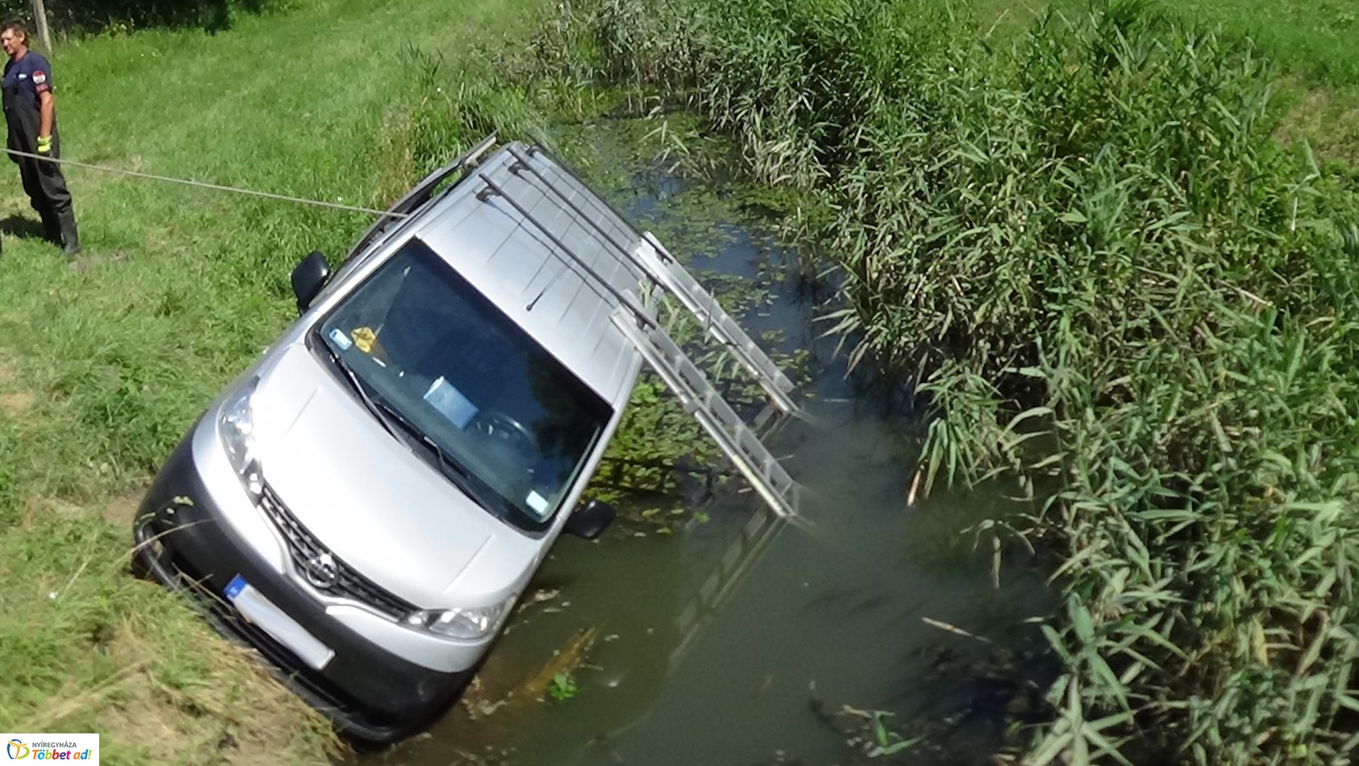 Csatornába csúszott egy jármű