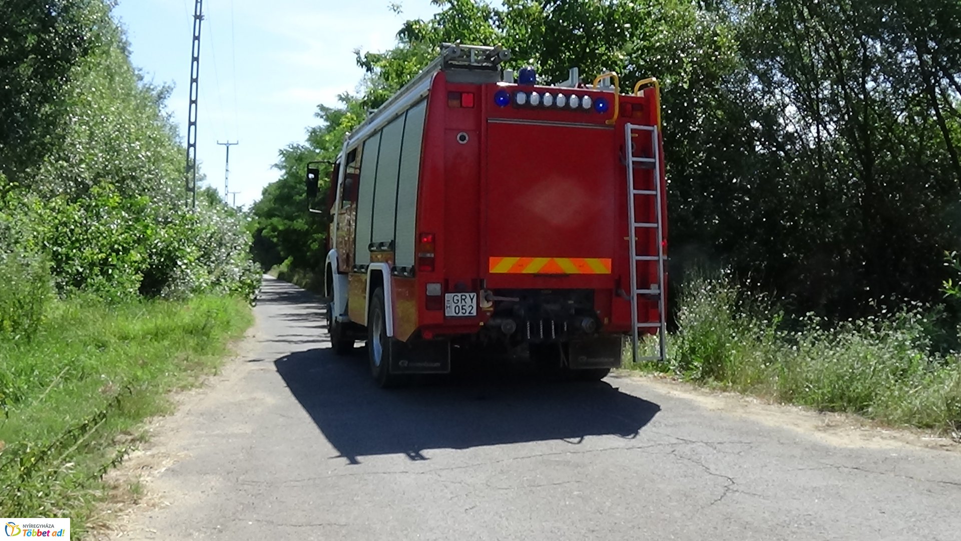 Csatornába csúszott egy jármű