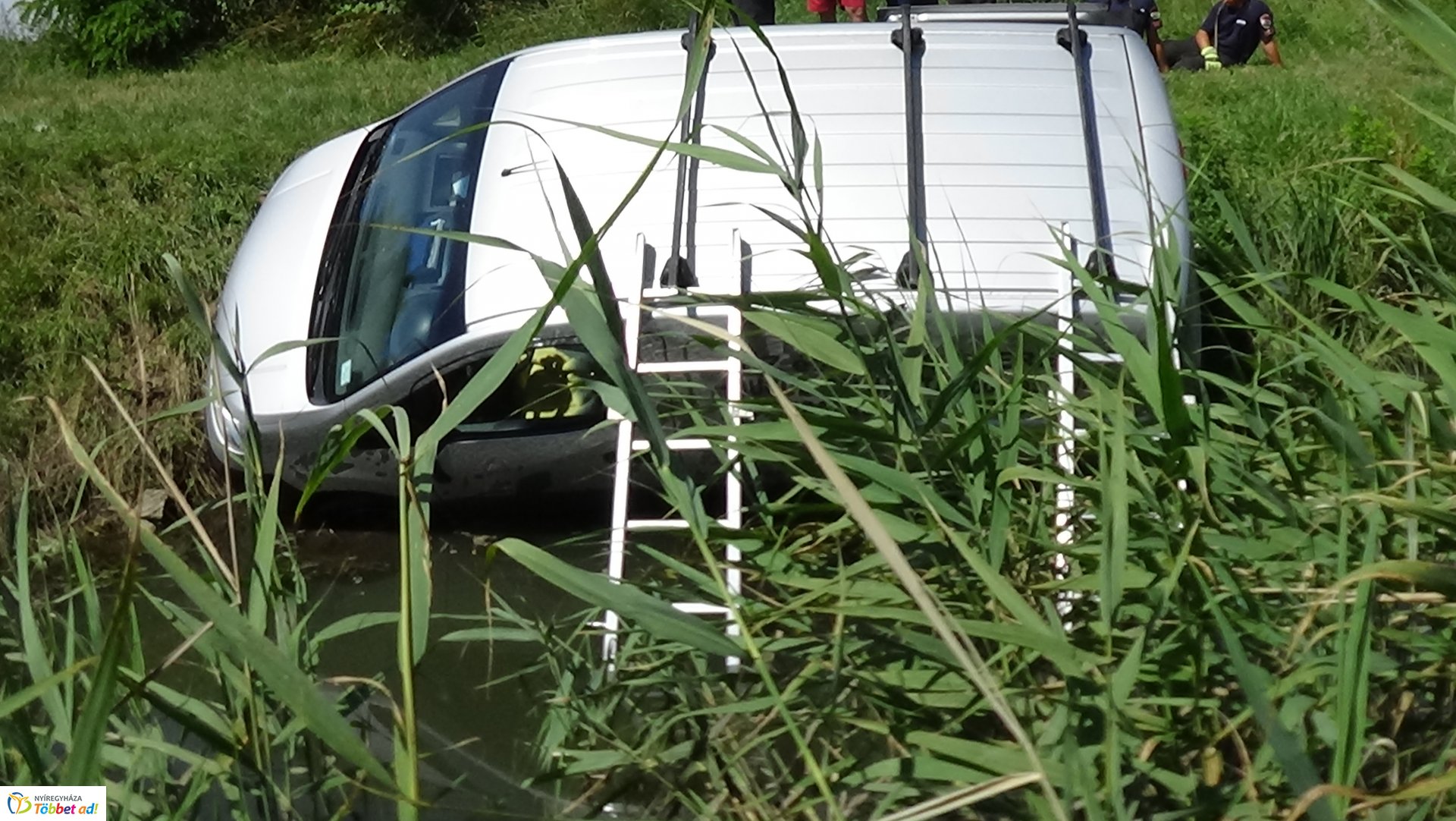 Csatornába csúszott egy jármű