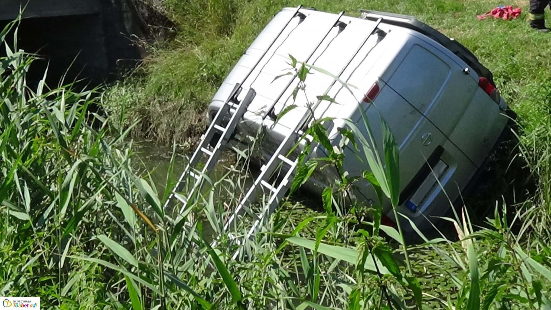 Csatornába csúszott egy jármű