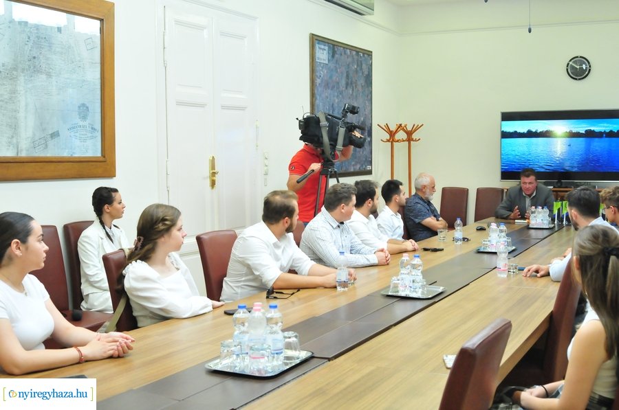 Csíkszeredai fiatalok a Városházán