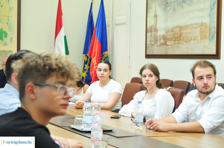 Csíkszeredai fiatalok a Városházán