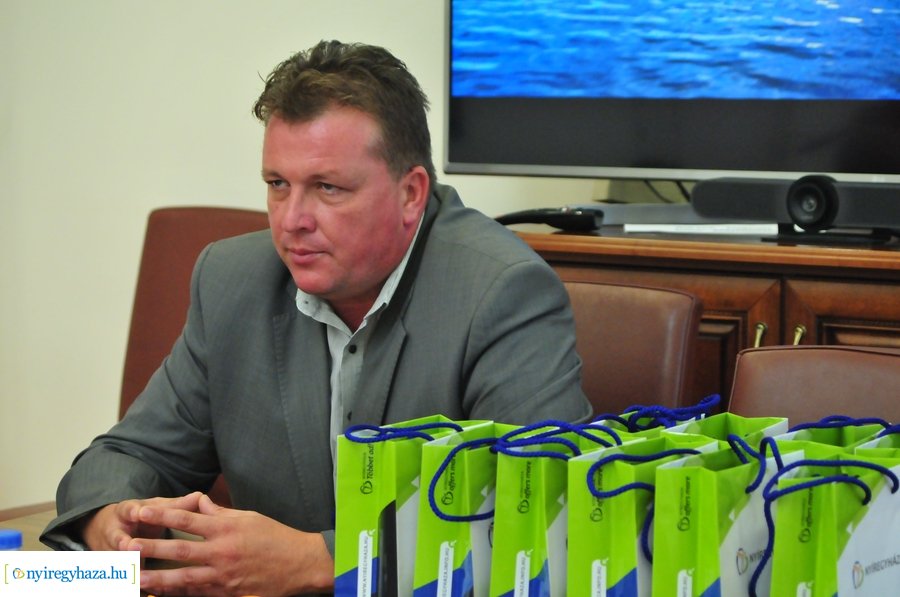 Csíkszeredai fiatalok a Városházán