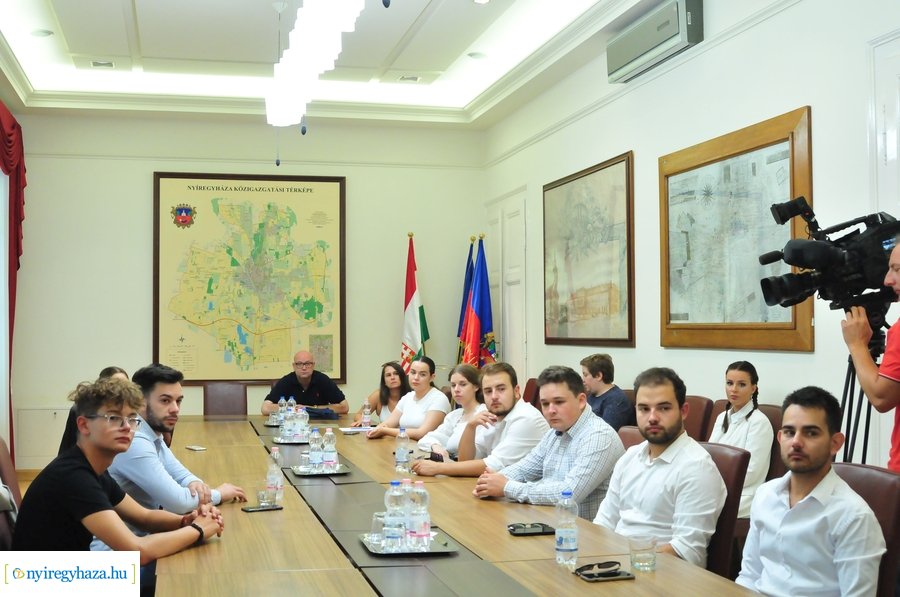 Csíkszeredai fiatalok a Városházán