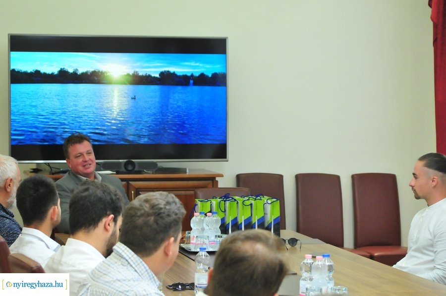 Csíkszeredai fiatalok a Városházán