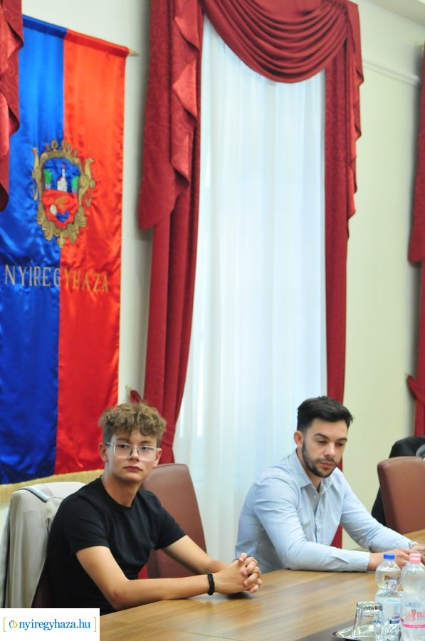 Csíkszeredai fiatalok a Városházán