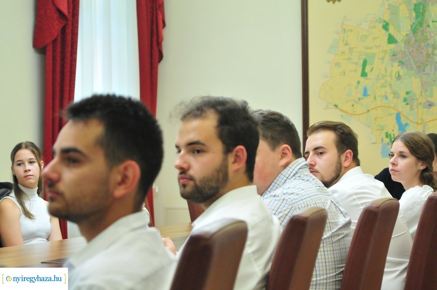 Csíkszeredai fiatalok a Városházán