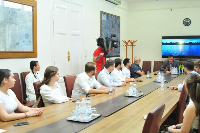 Csíkszeredai fiatalok a Városházán