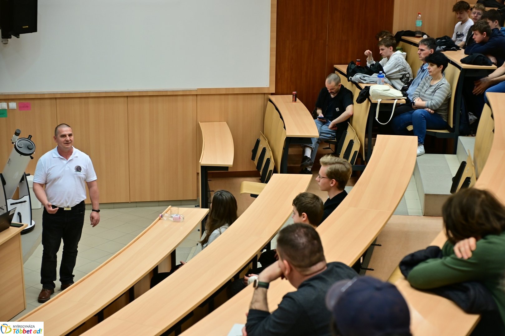 Csillagászok az egyetemen 2025 áprilisában