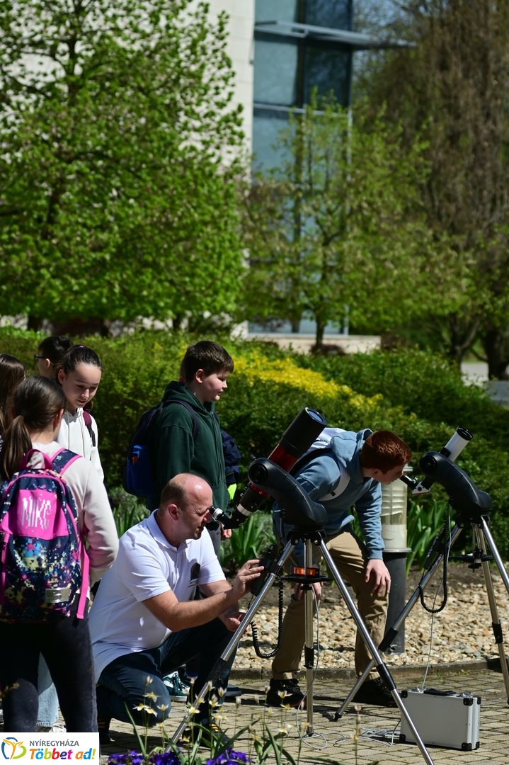Csillagászok az egyetemen 2025 áprilisában