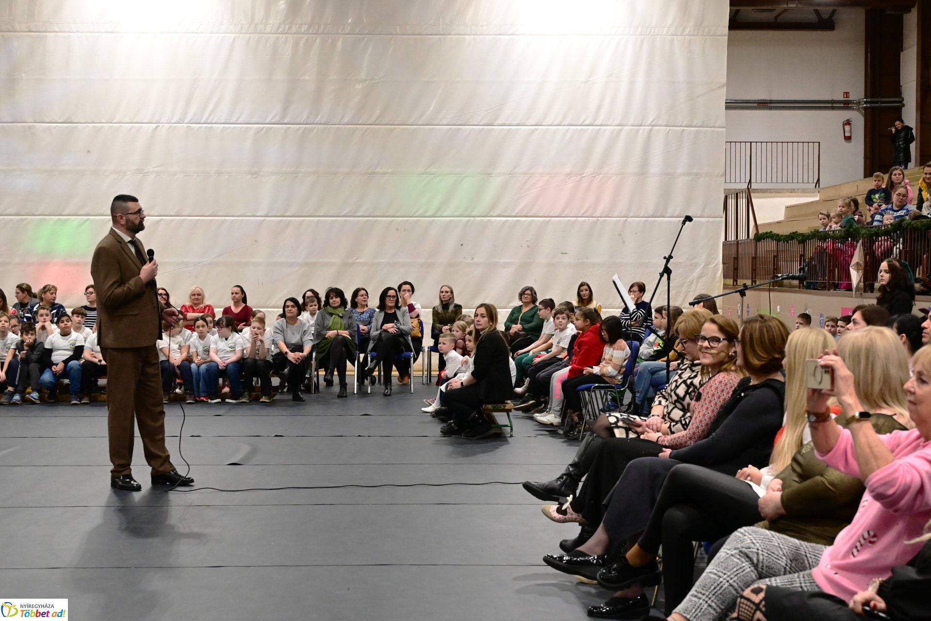 Csillagrege - táncos karácsonyra hangolódás a Bem József Általános Iskolában