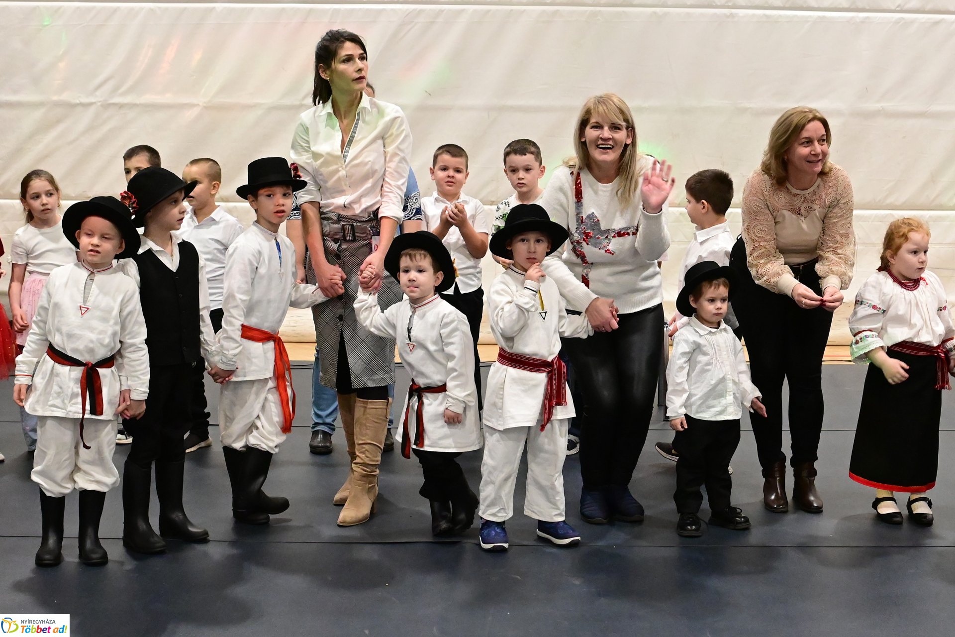 Csillagrege - táncos karácsonyra hangolódás a Bem József Általános Iskolában