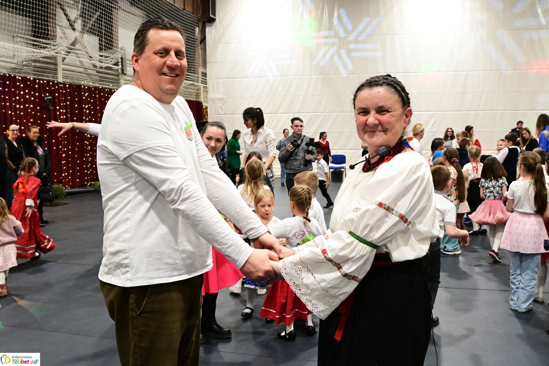 Csillagrege - táncos karácsonyra hangolódás a Bem József Általános Iskolában