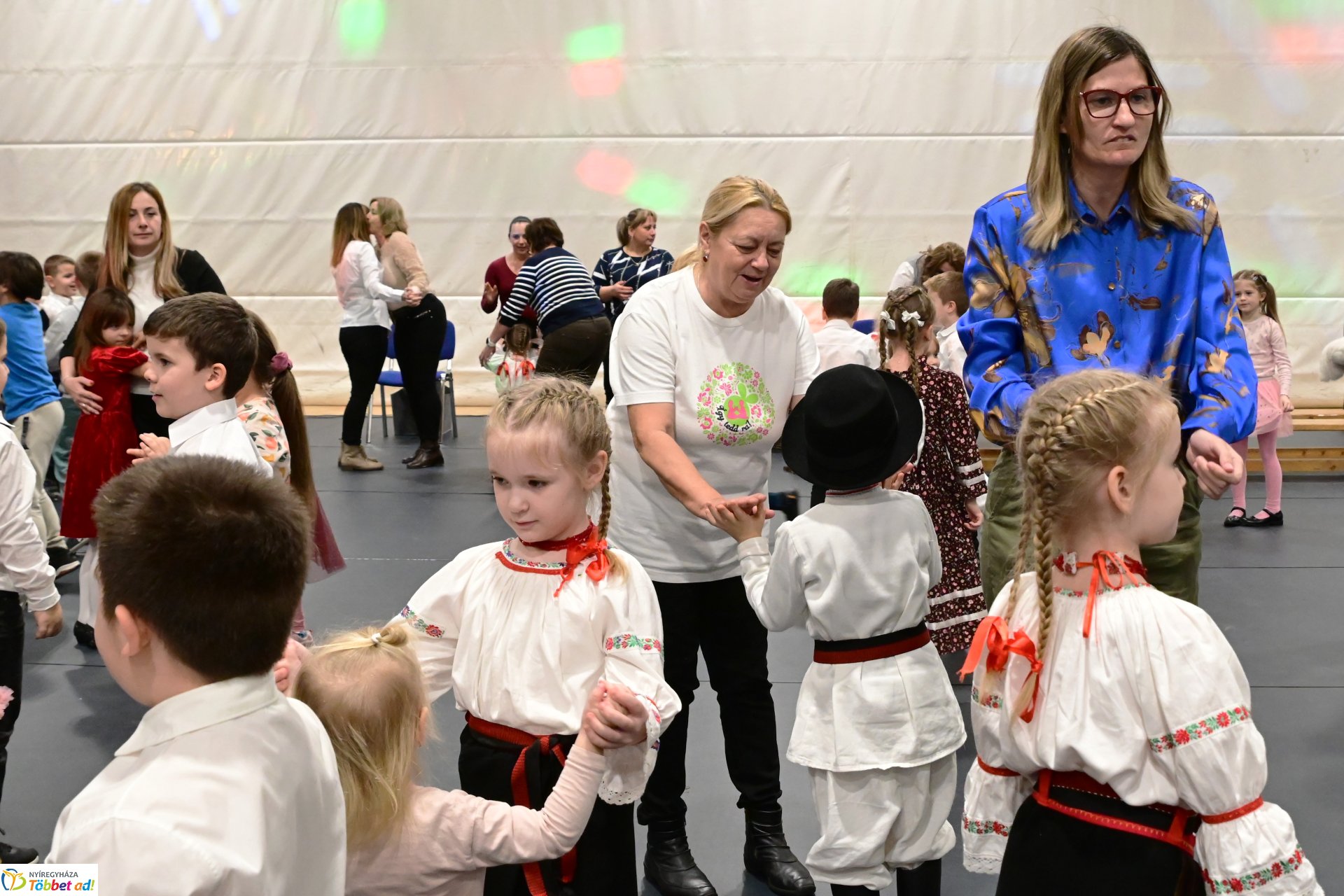 Csillagrege - táncos karácsonyra hangolódás a Bem József Általános Iskolában