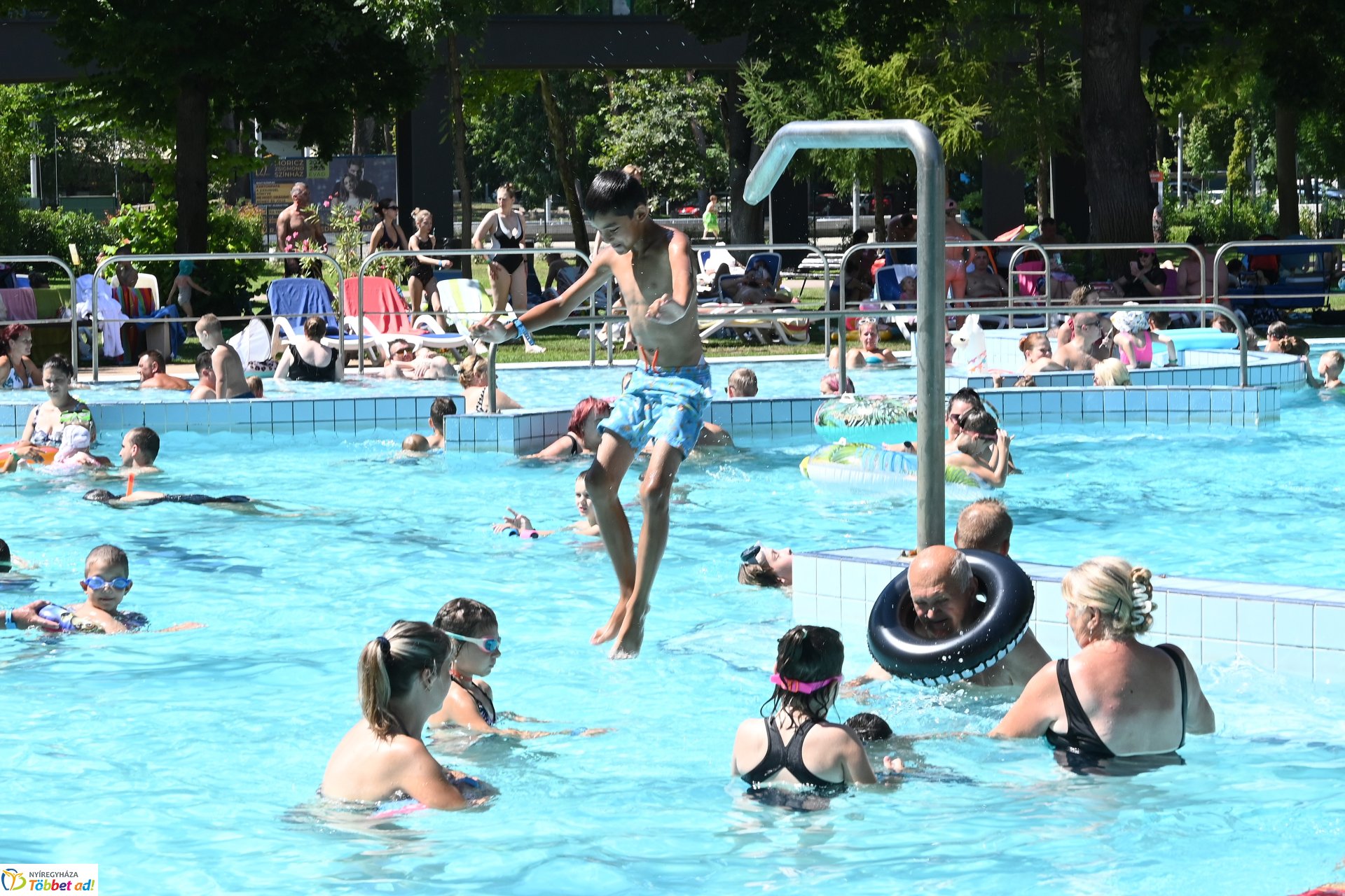 Csobbanás  a  Sóstói Parkfürdőben