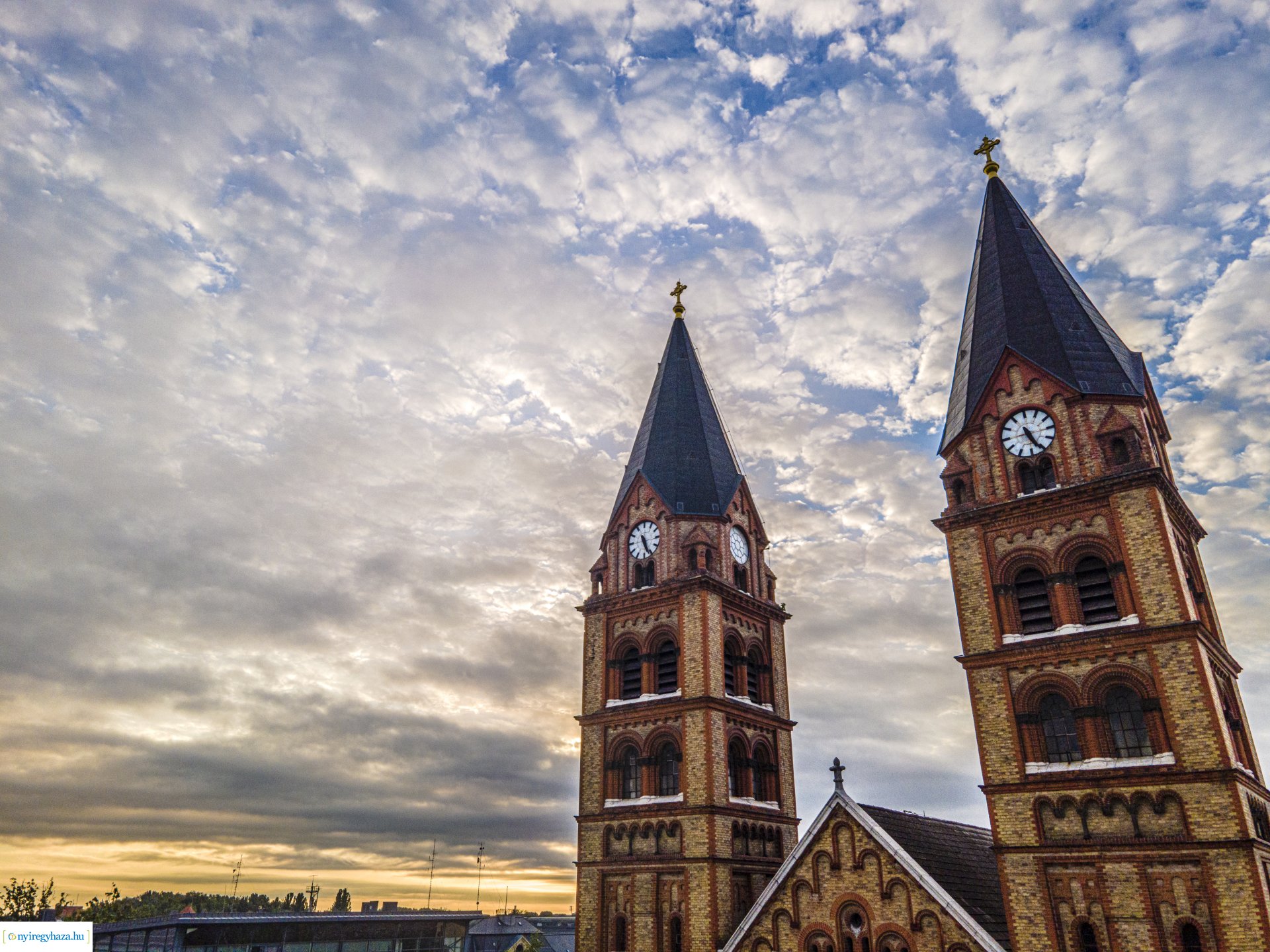 Csodálatos hajnali fényekre ébredt ma reggel Nyíregyháza 