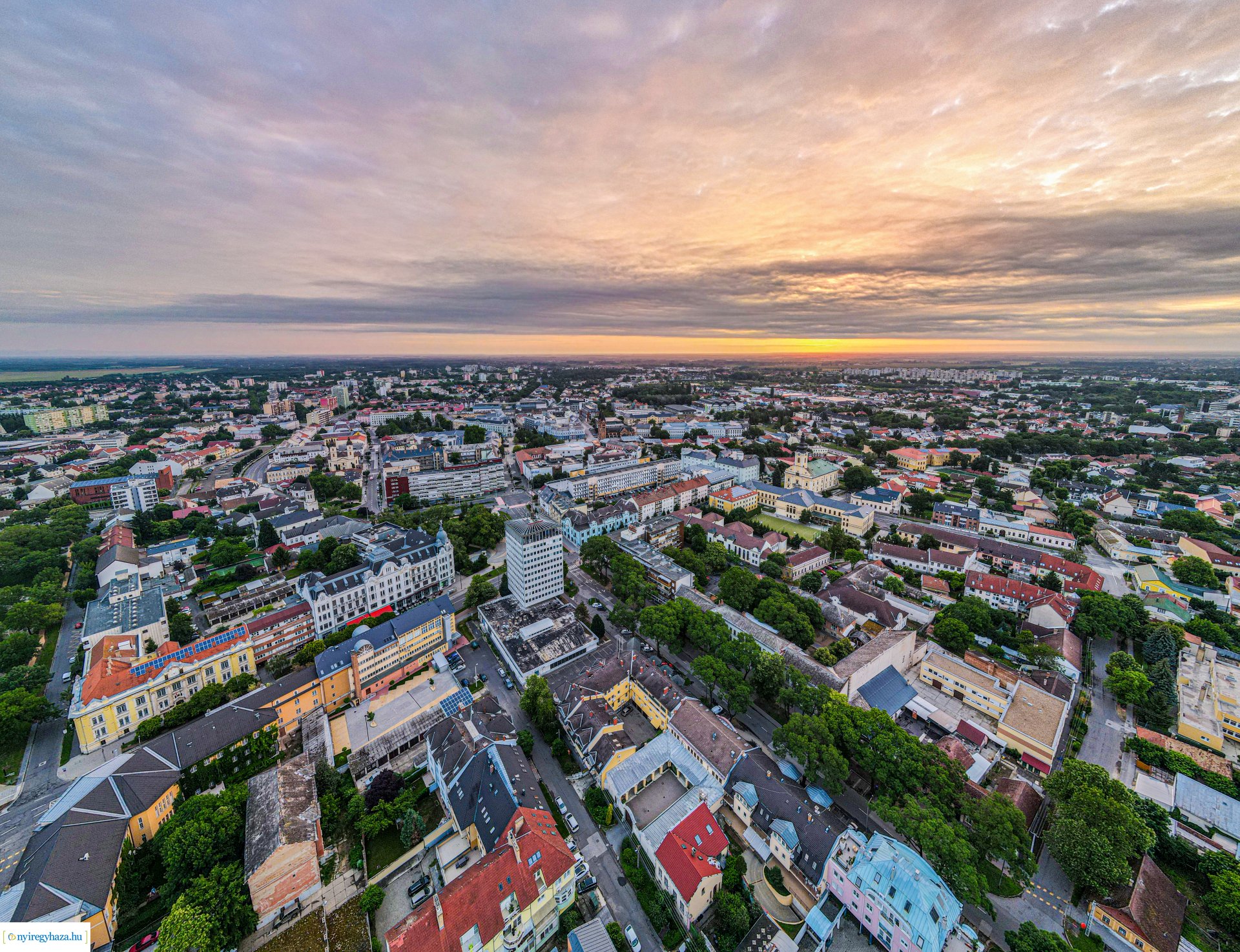 Csodálatos hajnali fényekre ébredt ma reggel Nyíregyháza 