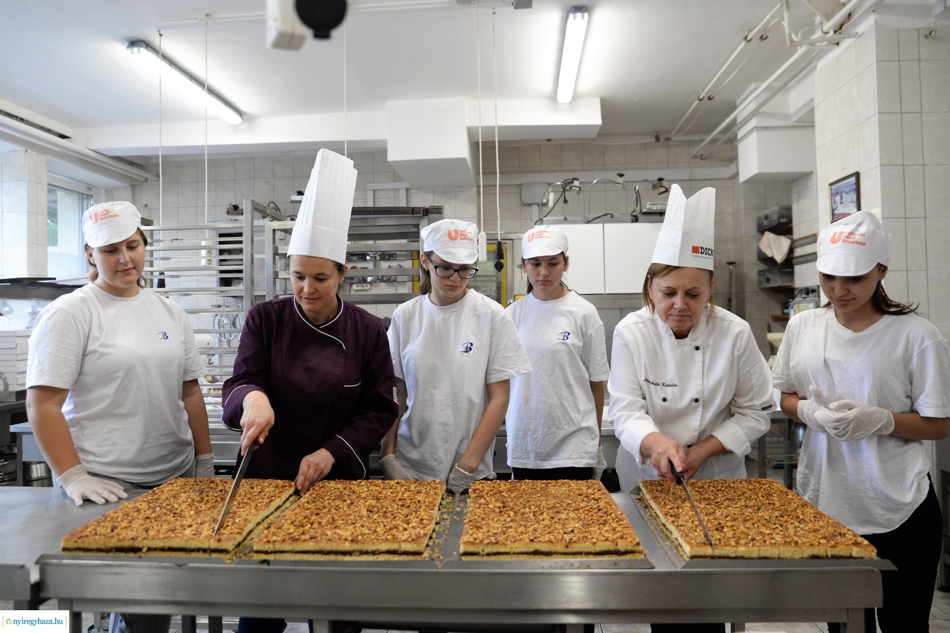 Csomagolják a város sütijét a Tirpák Fesztiválra