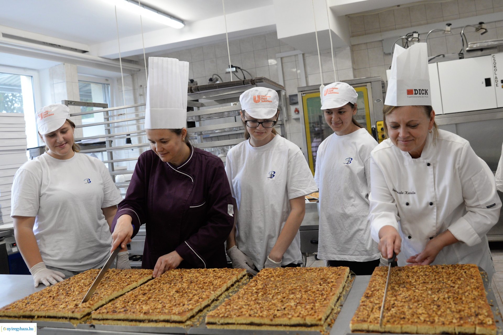 Csomagolják a város sütijét a Tirpák Fesztiválra