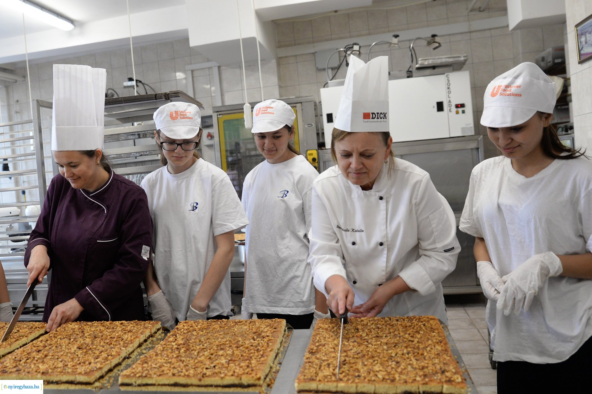 Csomagolják a város sütijét a Tirpák Fesztiválra
