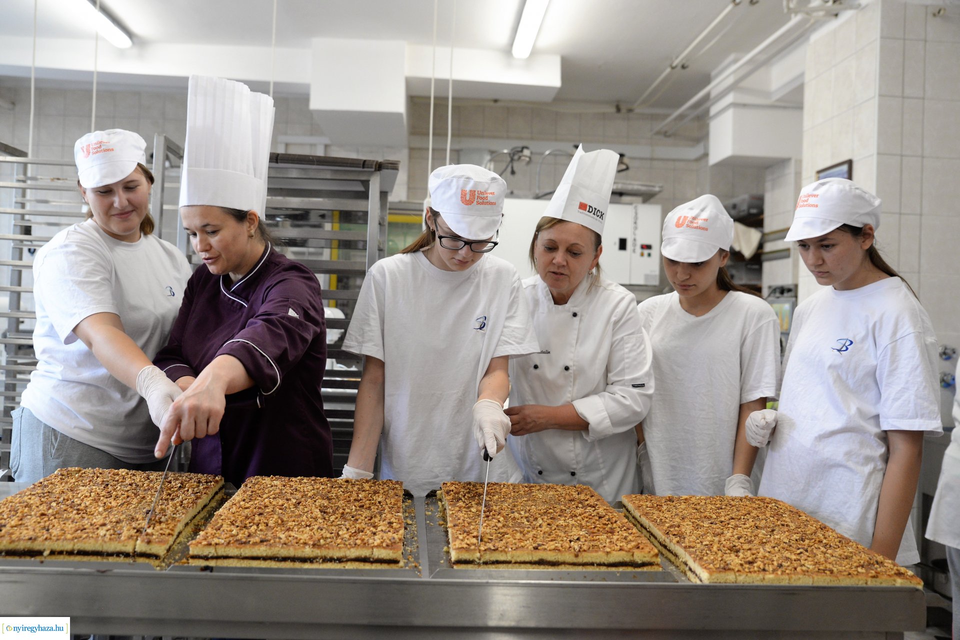 Csomagolják a város sütijét a Tirpák Fesztiválra