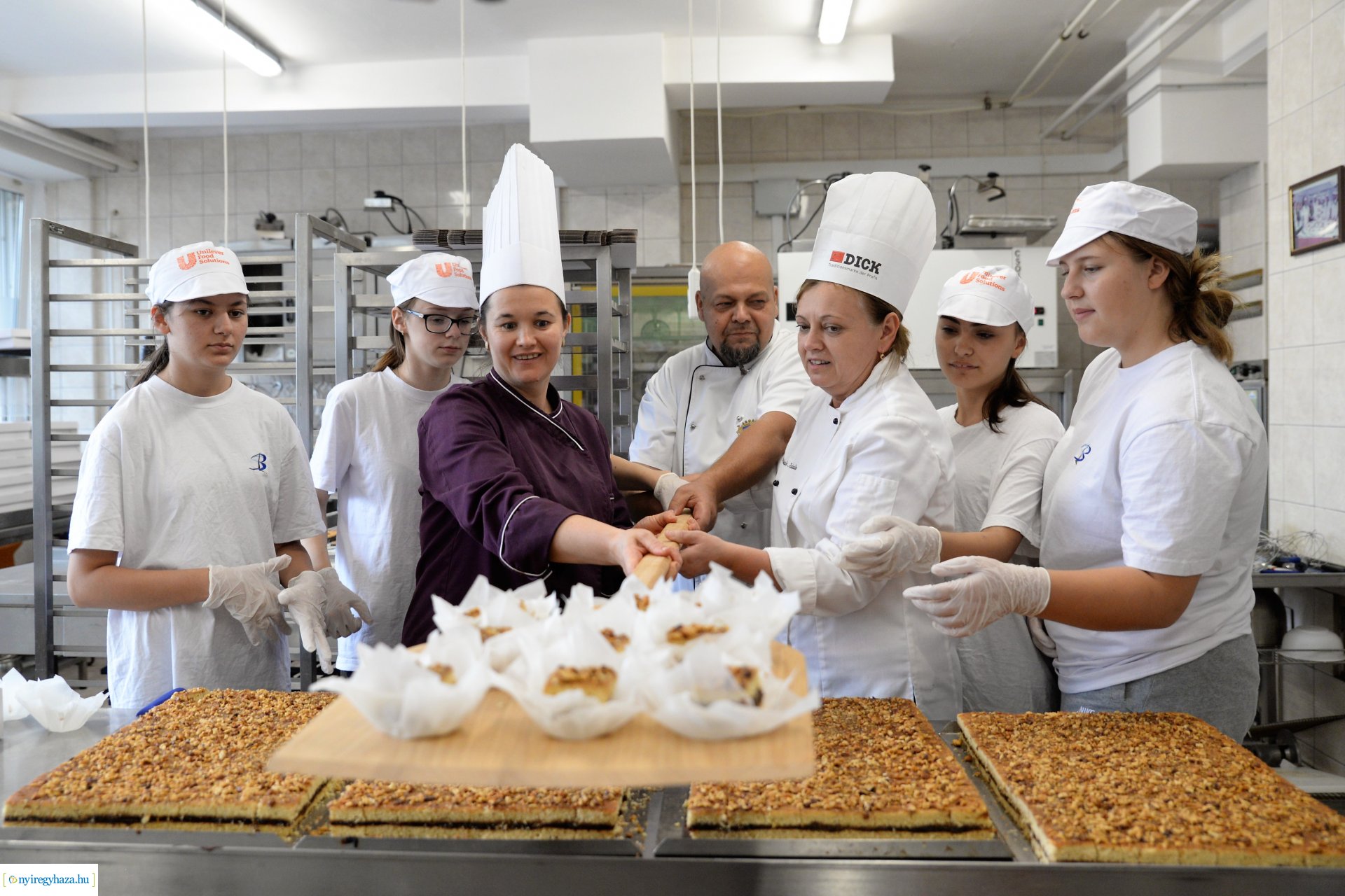 Csomagolják a város sütijét a Tirpák Fesztiválra