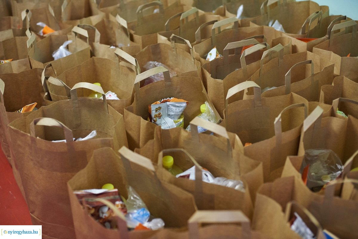 Csomagosztás a Jósavárosban 200430