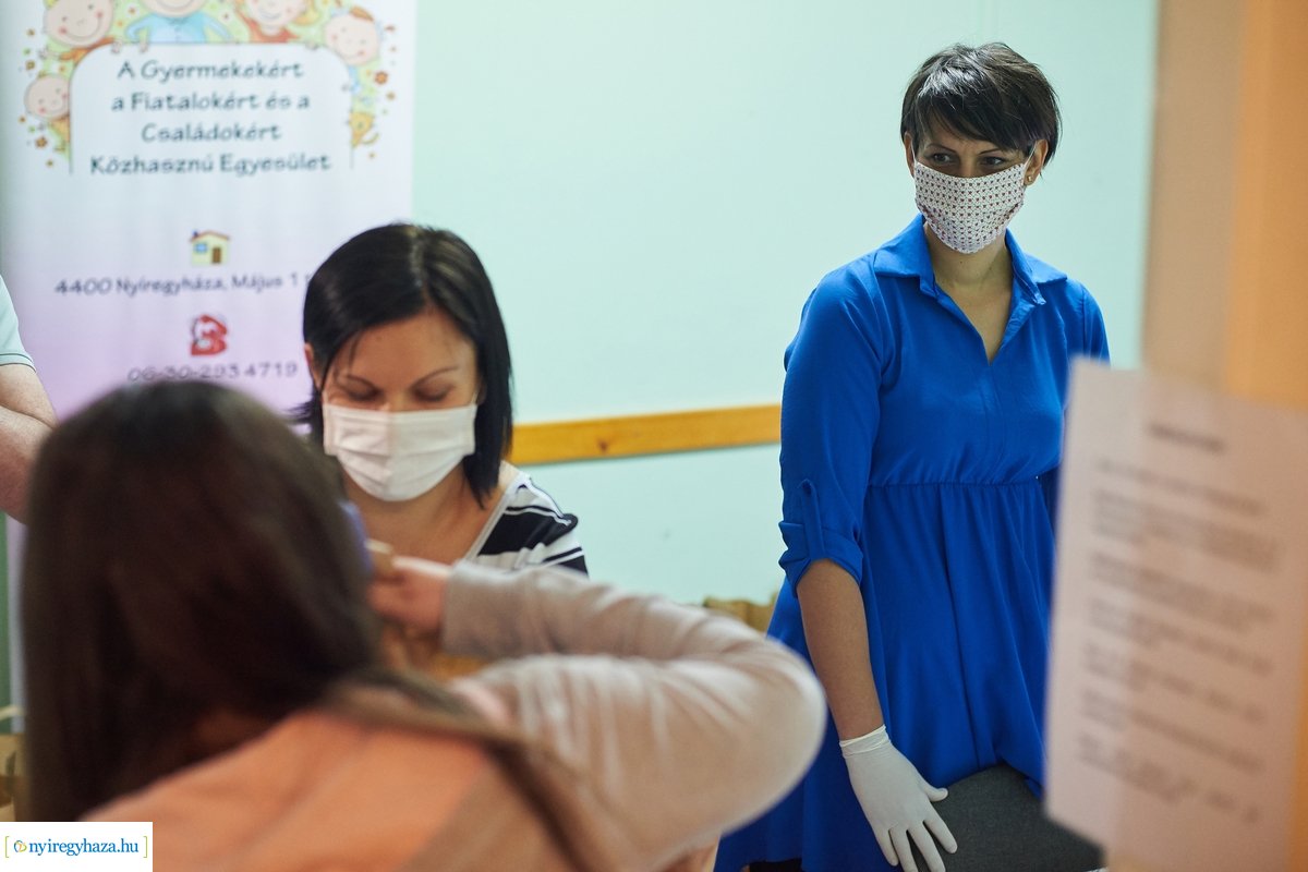 Csomagosztás a Jósavárosban 200430