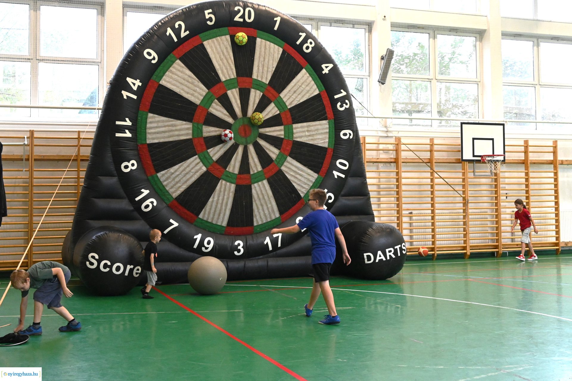 Csütörtökön sportnapot tartottak a "Gyermekeinkért 16" Alapítvány Erasmus program résztvevői