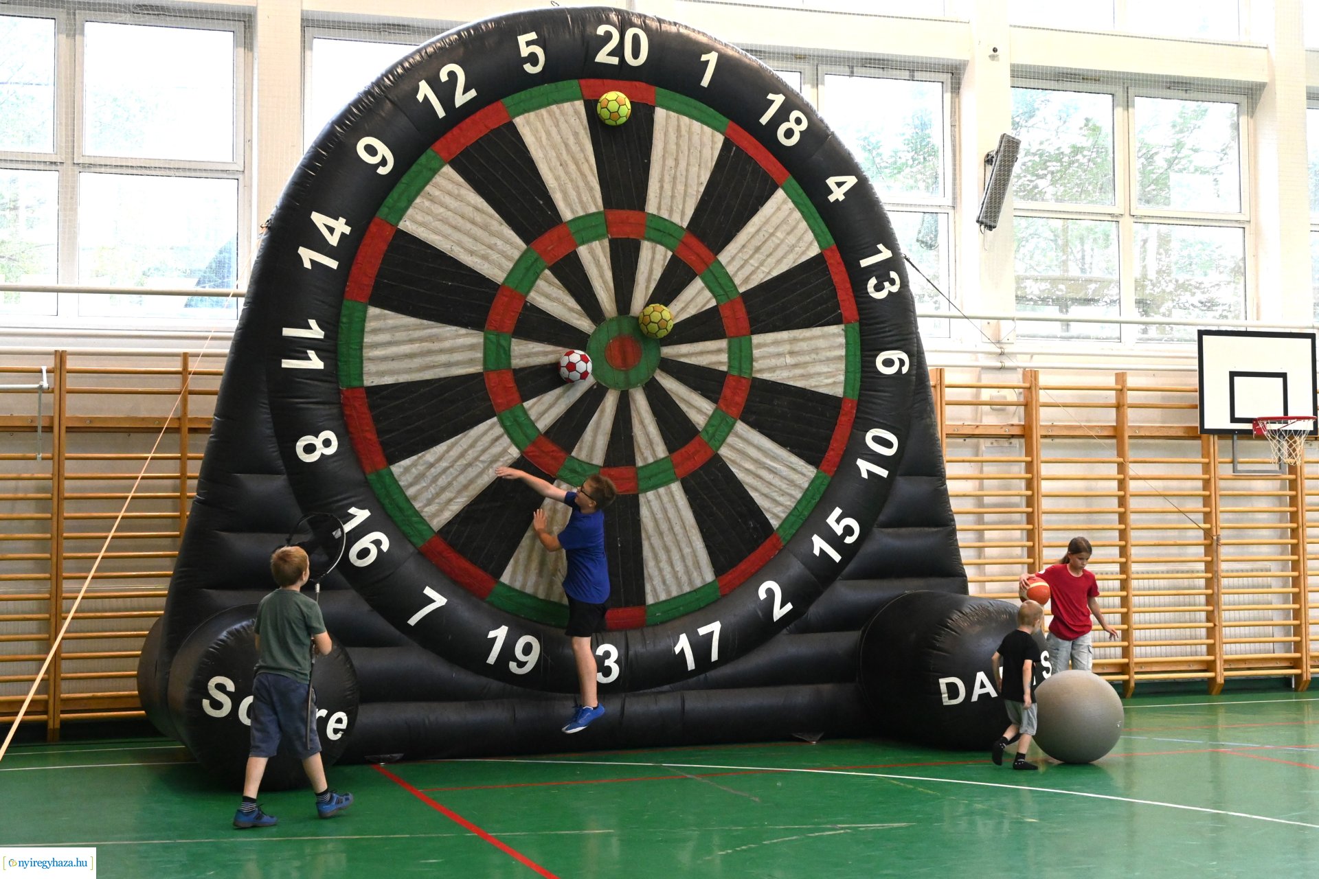 Csütörtökön sportnapot tartottak a "Gyermekeinkért 16" Alapítvány Erasmus program résztvevői