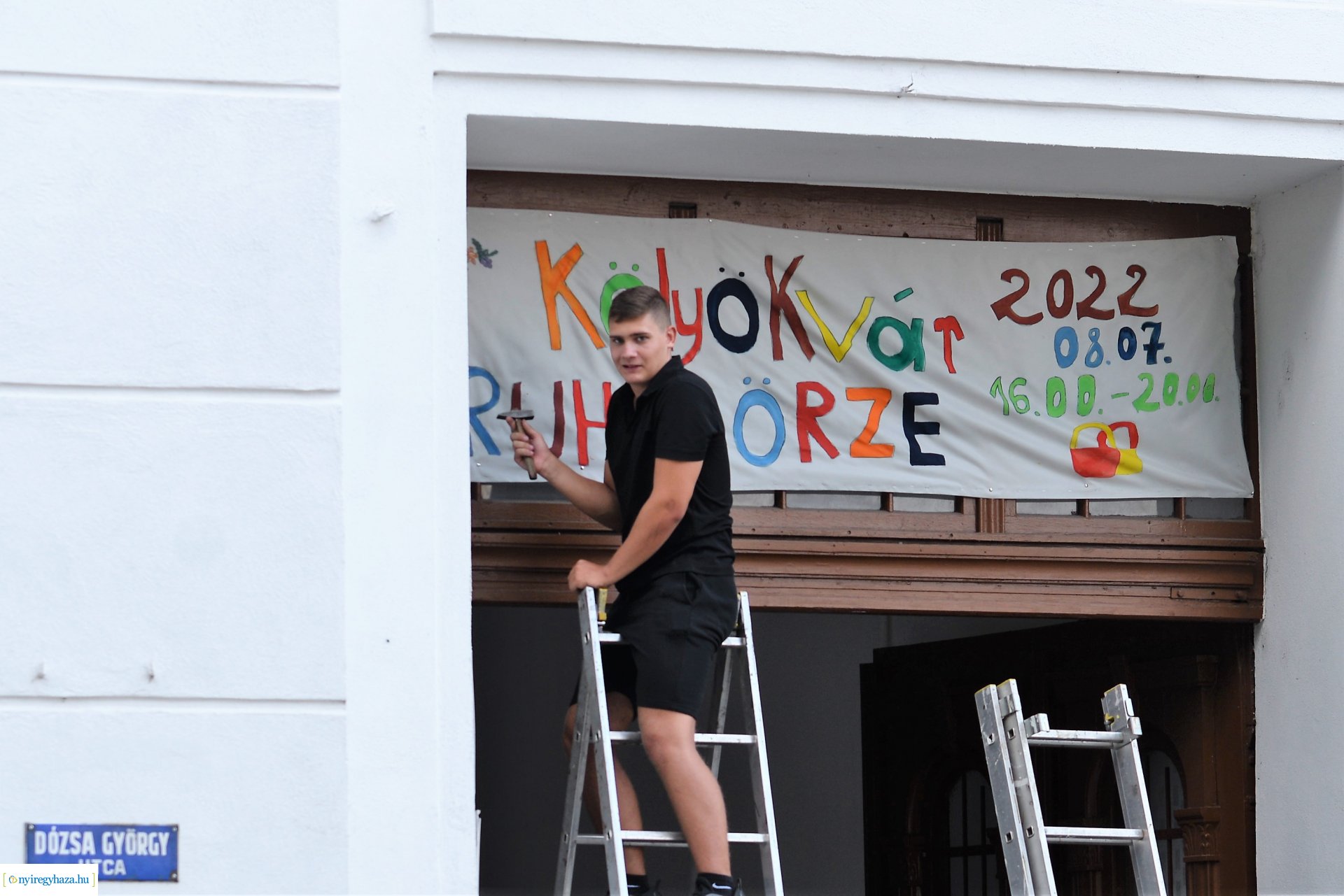 Diákmunkások dolgoznak a Kölyökvárban