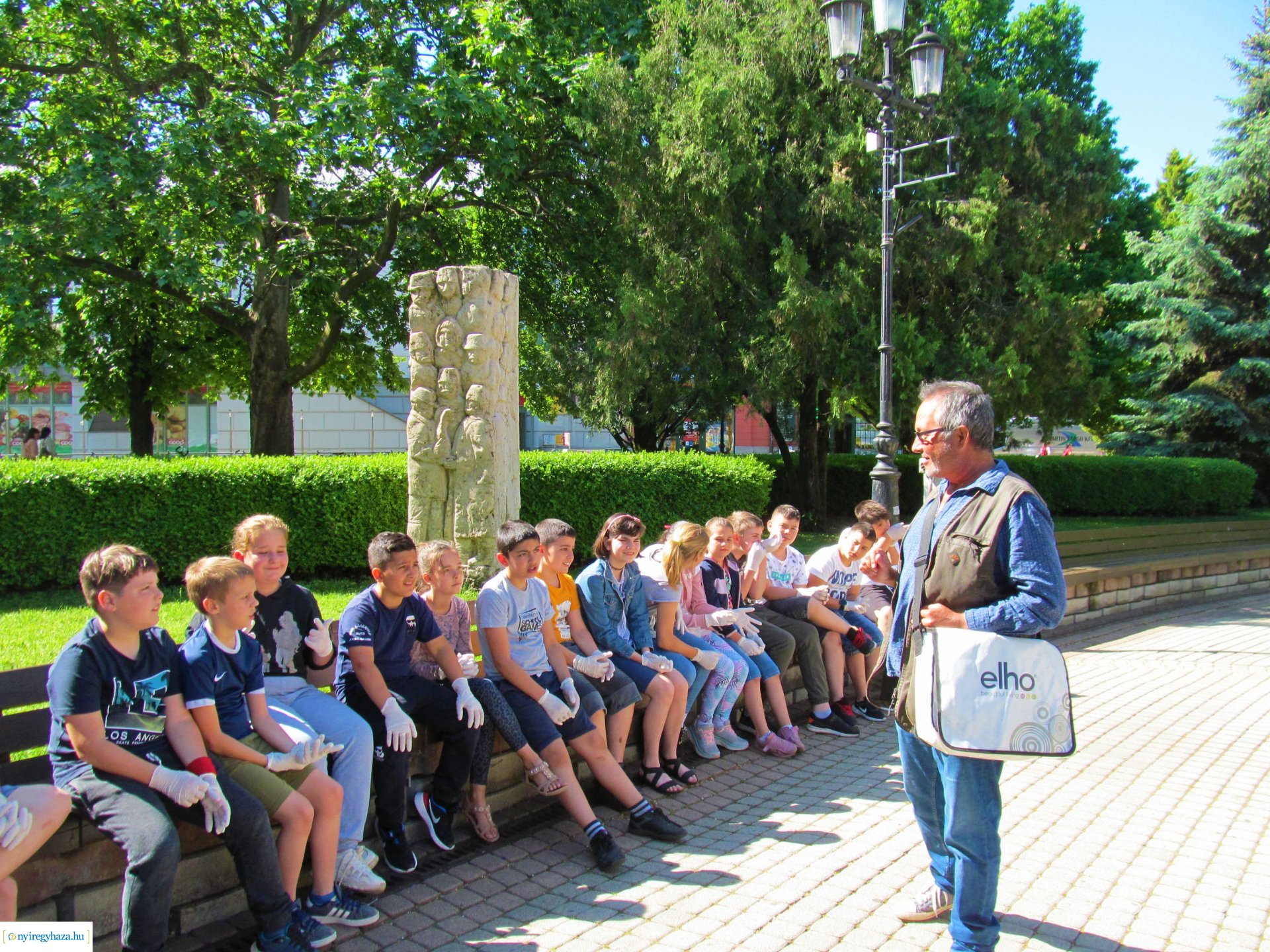 Diákokkal közös virágültetés a belvárosban 