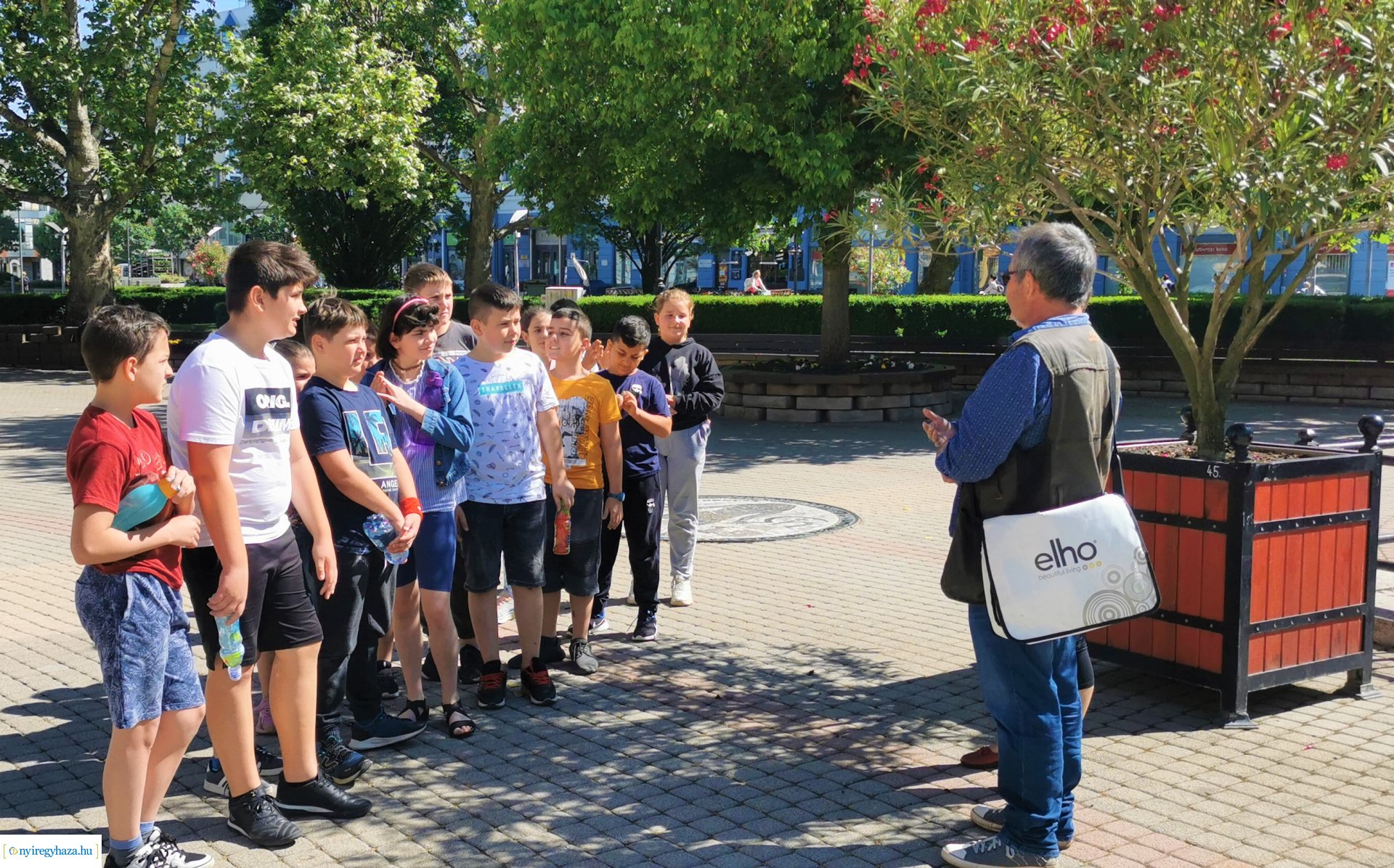 Diákokkal közös virágültetés a belvárosban 