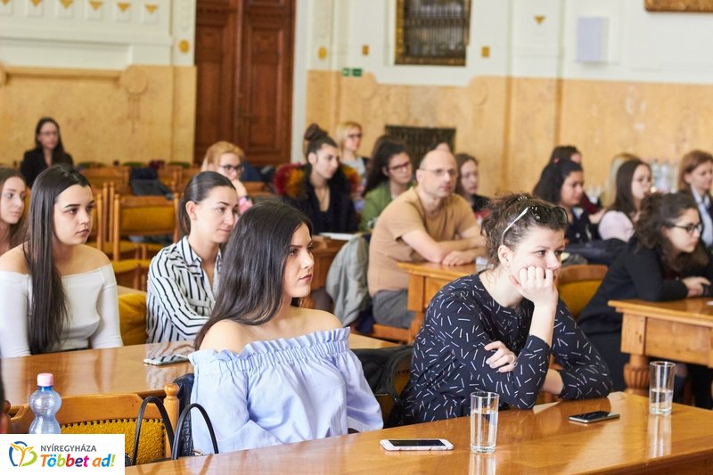 Diákparlament a Megyeházán