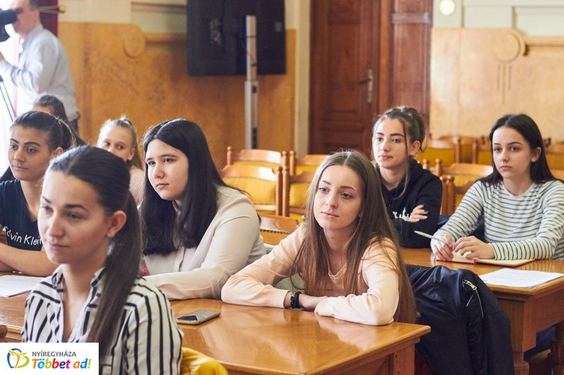 Diákparlament a Megyeházán